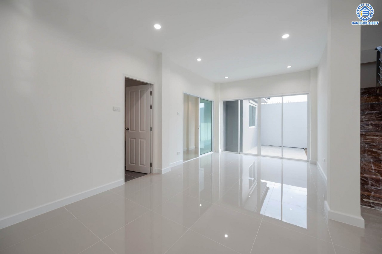 บ้านมือสองตกแต่งใหม่ โครงการ ประดับดาว5-6 ท่าอิฐ ตกแต่งครบครัน พร้อมอยู่ เนื้อที่ 69.7 ตร.ว. ฟังก์ชัน 4 ห้องนอน 2 ห้องน้ำ จอดรถได้ 2 คัน พื้นที่ใช้สอยกว้างขวาง บนทำเลที่ดีที่สุด เชื่อมต่อได้หลายเส้นทาง ใกล้รถไฟฟ้าสายสีม่วง "สถานีบางรักน้อยท่าอิฐ"